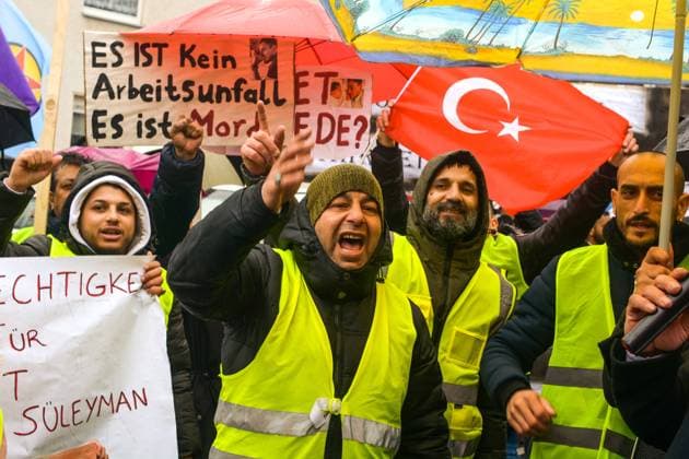 Bilder des Jahres 2023, News 03 März News Themen der Woche KW12 News Bilder des Tages Protest Over the Death of Refat Suleyman, a Bulgarian-Turkish Immigrant Worker in Duisburg Hundreds of protesters are gathering in front of the local prosecutor s office in Duisburg, Germany on March 26, 2023, to demand a more comprehensive investigation into the death of Refat Suleyman, a Bulgarian-Turkish migrant worker at the Thyssenkrupp Steel plant, and to call for a safer working environment for all migrant workers. duisburg Germany  Copyright: xYingxTangx originalFilename: tang-notitle230326_np94f.jpg