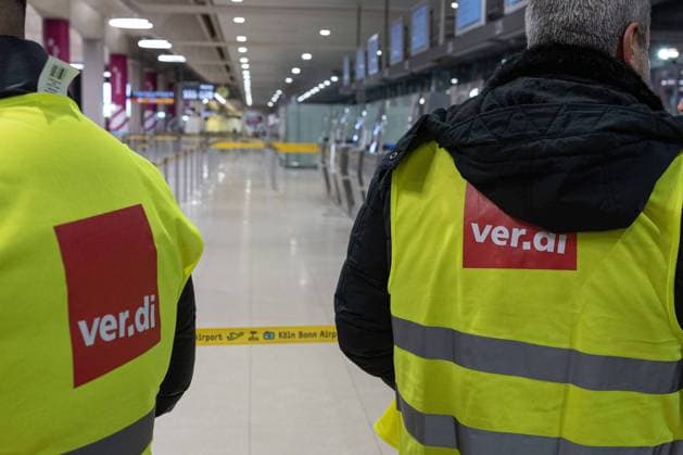 News Themen der Woche KW12 News Bilder des Tages Am Vorabend des großen Warnstreiks in Deutschland sind erste Vorzeichen am Flughafen Köln Bonn zu erkennen. Mit Beginn der Nachtschicht um 22 Uhr legen Mitarbeiter des Flughafens bereits die Arbeit nieder und besetzen den ersten Streikposten in Terminal 1. 26.03.2023 Köln Köln Bonn Airport NRW Deutschland *** On the eve of the major warning strike in Germany, the first signs are visible at Cologne Bonn Airport With the start of the night shift at 10 p.m., airport employees are already laying down their work and manning the first picket in Terminal 1 26 03 2023 Cologne Bonn Airport NRW Germany