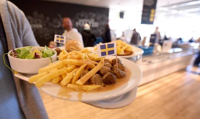 <p>Ein gast hält am Montag (27.03.17) in Essen im Ikea-Restaurant ein Tablett mit Pommes und Köttbullar. Deutschland Nordrhein-Westfalen Essen Copyright: VolkerxHartmann