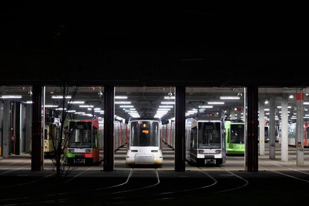 Warnstreik von Verdi Politik, Gesellschaft, Verkehr: In dem Betriebshof in Düsseldorf-Lierenfeld stehen die Straßenbahnen der Rheinbahn) Im Zuge der laufenden Tarifverhandlungen für den Öffentlichen Dienst führt die Gewerkschaft ver.di am Montag, 27. März, einen ganztägigen Warnstreik durch. Die Streikmaßnahmen werden den ÖPNV in ganz Deutschland mit Bussen und Bahnen komplett stilllegen. Düsseldorf BayArena Nordrhein-Westfalen Deutschland *** Warning strike by Verdi Politics, society, transport Rheinbahn streetcars are at a standstill in the depot in Düsseldorf Lierenfeld In the course of the ongoing collective bargaining negotiations for the public sector, the trade union ver di will carry out a full-day warning strike on Monda Copyright: xChristopherxNeundorf Kirchner-Mediax