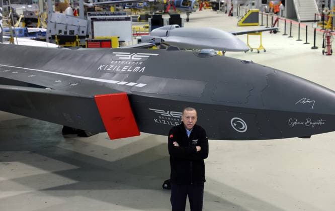 News Themen der Woche KW12 Turkish President Recep Tayyip Erdogan poses for a photo in front of Red Apple UAV and Bayraktar TB3 UAV during his visit to Bayraktar National Technology Center Turkish President Recep Tayyip Erdogan poses for a photo in front of Red Apple UAV and Bayraktar TB3 UAV during his visit to Bayraktar National Technology Center in Istanbul, Turkiye on March 26, 2023. Photo by Turkish presidency apaimages Istanbul Istanbul Turkey 260323_TURKIYE_TPO_00 (3) Copyright: xapaimagesxTurkishxpresidencyx xapaimagesx