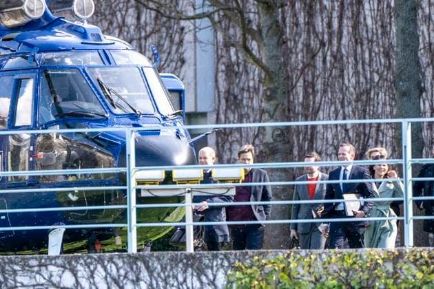 News Themen der Woche KW13 Koalitionsausschuss Teilnehmer des Koalitionsausschusses verlassen nach Nachtsichtung das Bundeskanzleramt - Olaf Scholz, Bundeskanzler, Robert Habeck, Bundeswirtschaftsminister, Marco Buschmann, Bundesjustizminister, Volker Wissing, Bundesverkehrsminister, Annalena Baerbock, Außenministerin (von links) steigen gemeinsam in den Helikopter der Bundesregierung zum Flug zum BER zum Weiterflug nach Rotterdamm;Koalitionsausschuss Teilnehmer des Koalitionsausschusses verlassen nach Nachtsichtung das Bundeskanzleramt - Olaf Scholz, Bundeskanzler, Robert Habeck, Bundeswirtschaftsminister, Marco Buschmann, Bundesjustizminister, Volker Wissing, Bundesverkehrsmin, Berlin Berlin Deutschland Kanzleramt *** Coalition Committee Participants of th