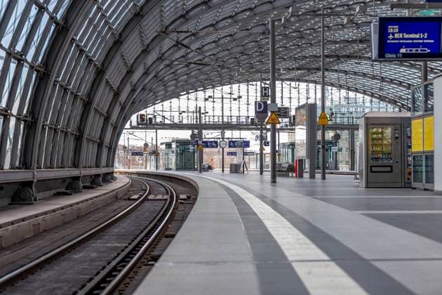 News Themen der Woche KW13 News Bilder des Tages Auswirkungen des EVG Streiks am Berliner Hauptbahnhof, Menschenleere Bahnsteige und vereinzelt Reisende die vom Streik überrascht wurden am Mittag am Berliner Hauptbahnhof. Die EVG rief die Beschäftigten aller Eisenbahn- und Verkehrsunternehmen, in denen derzeit verhandelt wird, am Montag den 27. März 2023 zum Warnstreik auf. Berlin Berlin Deutschland *** Effects of the EVG strike at Berlin Central Station, deserted platforms and isolated travelers who were surprised by the strike at noon at Berlin Central Station The EVG called the employees of all railroads and transport companies, where negotiations are currently underway, on Monday 27 March 2023 to a warning strike Berlin Berlin Germany