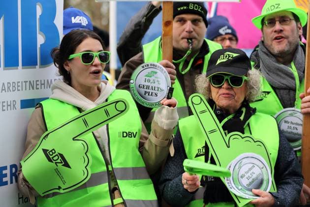Bilder des Jahres 2023, News 04 April News Themen der Woche KW13 Demonstranten der BDZ Deutsche Zoll- und Finanzgewerkschaft während Kundgebung zu Beginn der dritten Runde der Tarifverhandlungen für den öffentlichen Dienst von Bund und Kommunen am Kongresshotel in Potsdam, 27. März 2023. Gewerkschaften fordern u.a. 10,5 Prozent mehr Lohn. Tarifverhandlungen für den öffentlichen Dienst von Bund und Kommunen *** Demonstrators of the BDZ German Customs and Finance Union during rally at the beginning of the third round of collective bargaining for the public service of federal and municipal governments at the Congress Hotel in Potsdam, March 27, 2023 Unions demand, among other things, 10.5 percent more pay Collective bargaining for the public service of federal and municipal governments