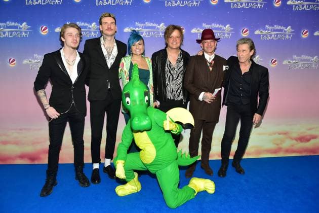 Bilder des Jahres 2023, Entertainment 03 März Entertainment Themen der Woche KW13 Entertainment Bilder des Tages 40 Jahrte ãHappy Birthday TabalugaÒ Peter Maffay mit Sohn Yaris Makkay und Band Ankœnft blauer Teppich zur Premiere von 40 Jahre ãHappy Birthday TabalugaÒ am 27. März im Zoo Palast in Berlin *** 40 years ãHappy Birthday TabalugaÒ Peter Maffay with son Yaris Makkay and band Ankœnft blue carpet to the premiere of 40 years ãHappy Birthday TabalugaÒ on 27 March in the Zoo Palast in Berlin Photopress Mueller