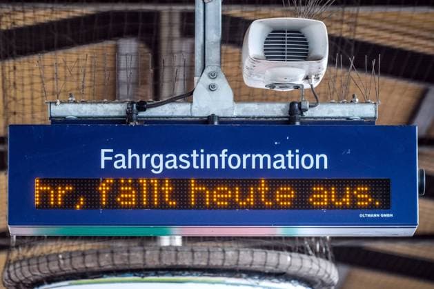 Düsseldorf 27.03.2023 Warnstreik Bahnsteig Entschuldigung Anzeige Anzeigetafel Infotafel Leuchttafel Laufband Lautsprecher Fahrgastinformation Nahverkehr Fernverkehr ÖPNV DB Deutsche Bahn Tarife Pendler Homeoffice Tickets Ticket Lokführer-Gewerkschaft GDL Gewerkschaft Deutscher Lokomotivführerstreik Lokführerstreik Eisenbahn- und Verkehrsgewerkschaft ( EVG ) Tarifkonflikt Lokführerstreik DB Deutsche Bahn Zug GDL Bahnstreik Bundesbahn 49-Euro-Ticket Deutschlandticket Megastreik Superstreik Düsseldorf Nordrhein-Westfalen Deutschland *** Dusseldorf 27 03 2023 warning strike platform excuse display display board information board light board ticker loudspeaker passenger information local traffic long-distance traffic public transport D