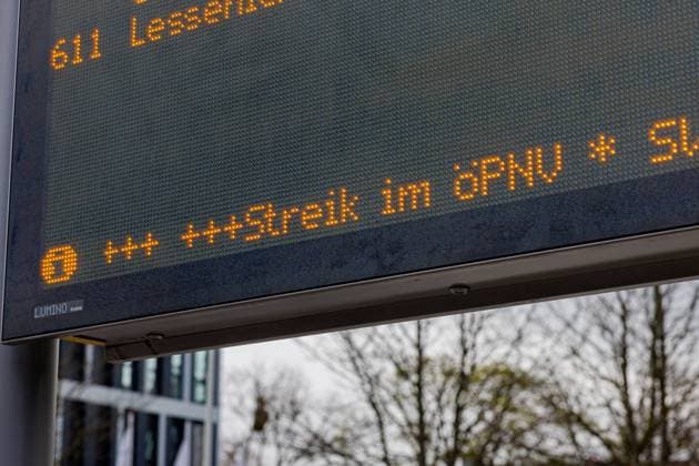 Anzeigetafel mit der Aufschrift Strike im ÖPNV am Bahnhof Bonn UN-Campus - Der bundesweite Warnstreik in Bonn ausgerufen der Gewerkschaften Ver.di und EVG 27.03.2023 Bonn NRW Deutschland *** Display board with the inscription Strike in public transport at the station Bonn UN Campus The nationwide warning strike in Bonn called by the unions Ver di and EVG 27 03 2023 Bonn NRW Germany