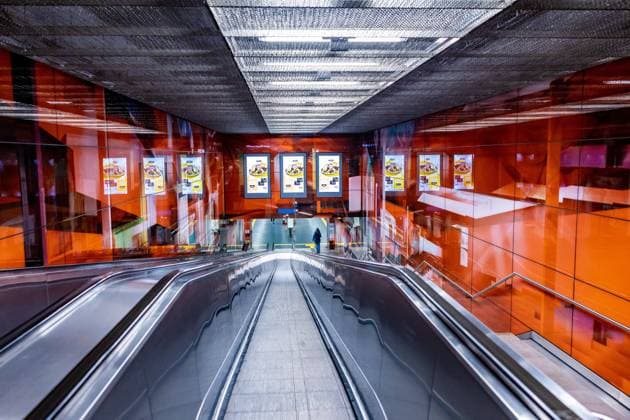 Der künstlerisch gestaltete Zugang zur U-Bahn Haltestelle Bonn Hauptbahnhof - Der bundesweite Warnstreik in Bonn ausgerufen der Gewerkschaften Ver.di und EVG 27.03.2023 Bonn NRW Deutschland *** The artistically designed entrance to the subway stop Bonn main station The nationwide warning strike in Bonn called by the unions Ver di and EVG 27 03 2023 Bonn NRW Germany