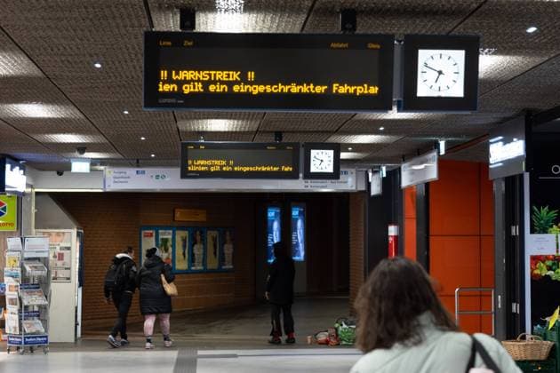 Eine Anzeigetafel mit der Aufschrift Warnstreik an der U-Bahn Haltestelle Bonn Hauptbahnhof - Der bundesweite Warnstreik in Bonn ausgerufen der Gewerkschaften Ver.di und EVG 27.03.2023 Bonn NRW Deutschland *** A display board with the inscription warning strike at the subway stop Bonn main station The nationwide warning strike in Bonn called by the unions Ver di and EVG 27 03 2023 Bonn NRW Germany
