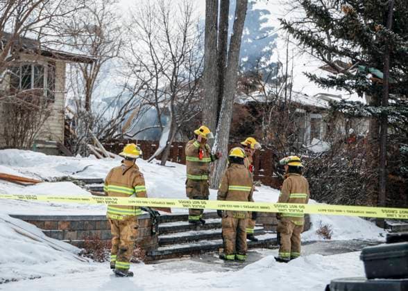 March 27, 2023, Calgary, AB, CANADA: Firefighters attend the scene of a house explosion that injured several people, destroyed one home and damaged others in Calgary, Alta., Monday, March 27, 2023. Calgary CANADA  - ZUMAc35_ 20230327_zaf_c35_092 Copyright: xJeffxMcintoshx