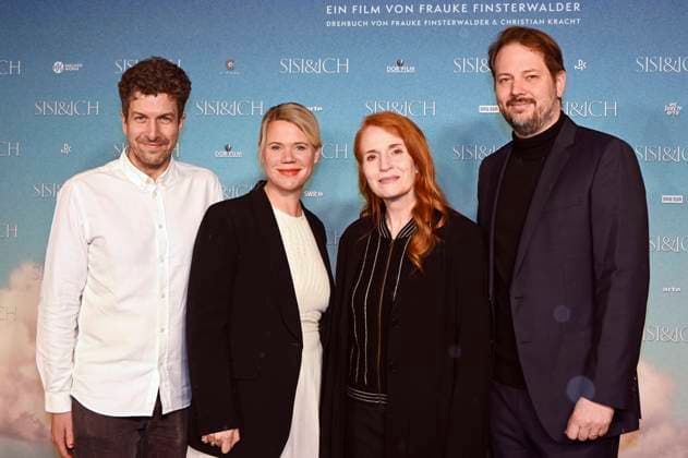 Bilder des Jahres 2023, Entertainment 03 März Entertainment Themen der Woche KW13 Tobias Walker, Frauke Finsterwalder, Sibylle Canonica und Philipp Worm bei der Premniere des Kinofilms Sisi & ich in den City-Atelier Kinos. München, 27.03.2023 *** Tobias Walker, Frauke Finsterwalder, Sibylle Canonica and Philipp Worm at the premiere of the feature film Sisi ich at the City Atelier Cinemas Munich, 27 03 2023 Foto:xR.xHeinex xFuturexImage