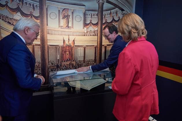 Der Bundestag in Berlin zeigt ab Montag (27.03.2023) fuer eine Woche die originale Paulskirchenverfassung im Rahmen einer Ausstellung zur deutschen Verfassungsgeschichte. (Foto v.l.: Bundespraesident Frank-Walter Steinmeier; Raphael Gross, Praesident der Stiftung Deutsches Historisches Museum; Bundestagspraesidentin Baerbel Bas (SPD) betrachten die Paulskirchenverfassung. Das Dokument wird in einer klimatisierten Glasvitrine ausgestellt und darf nur fuer kurze Zeit dem Tageslicht ausgesetzt werden) Damit erinnert der Deutsche Bundestag an die Revolution von 1848 49 und die Nationalversammlung in der Frankfurter Paulskirche. Das historische Dokument ist normalerweise im Deutschen Historischen Museum zu sehen. Da die Dauerausstellung derzeit Copyright: epd-bild ChristianxDitsch D23D0327AusstellungPaulskirchenverfassung174121