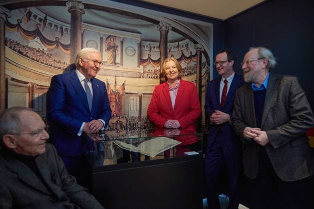 Der Bundestag in Berlin zeigt ab Montag (27.03.2023) fuer eine Woche die originale Paulskirchenverfassung im Rahmen einer Ausstellung zur deutschen Verfassungsgeschichte. (Foto v.l.: ex-Bundestagspraesident Wolfgang Schaeuble (CDU); Bundespraesident Frank-Walter Steinmeier; Bundestagspraesidentin Baerbel Bas (SPD); Raphael Gross, Praesident der Stiftung Deutsches Historisches Museum; ex-Bundestagspraesident Wolfgang Thierse (SPD) betrachten die Paulskirchenverfassung. Das Dokument wird in einer klimatisierten Glasvitrine ausgestellt und darf nur fuer kurze Zeit dem Tageslicht ausgesetzt werden) Damit erinnert der Deutsche Bundestag an die Revolution von 1848 49 und die Nationalversammlung in der Frankfurter Paulskirche. Das historische Doku Copyright: epd-bild ChristianxDitsch D23D0327AusstellungPaulskirchenverfassung174237