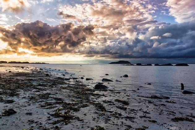 Creative Highlights World Dramatischer Wolkenhimmel über Küstenlinie, Sonnenuntergang am Firth of Forth, Abendhimmel, North Berwick, East Lothian, Schottland, Großbritannien, Europa *** More dramatic Cloudy sky via shoreline, Sunset on Firth of forth, evening sky, North berwick, East Lothian, Scotland, Great Britain, Europe Copyright: imageBROKER/AngelaxtoxRoxel ibxato09135107.jpg