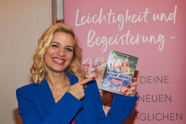 Bilder des Jahres 2023, Entertainment 03 März Entertainment Themen der Woche KW13 Entertainment Bilder des Tages Susan Sideropoulos - Buchvorstellung von Susan Sideropoulos Das Leben schwer nehmen ist einfach anstrengend im Cafè All My Shades Of Blue in Berlin am 28.03.2023. Buchvorstellung - Das Leben schwer nehmen ist einfach anstrengend *** Susan Sideropoulos book presentation of Susan Sideropoulos The life hard to take is simply exhausting in the café All My Shades Of Blue in Berlin on 28 03 2023 book presentation The life hard to take is simply exhausting
