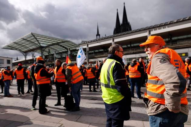 Stillstand am Hauptbahnhof Köln: Die Mitglieder der Gewerkschaft EVG demonstrieren für höhere Löhne im Bahnsektor. Die Bahn hat den Fernverkehr eingestellt. Anzeigetafeln weisen Reisende darauf hin, dass kein Zugverkehr mehr stattfindet. Gleise und Bahnhofshalle sind weitgehend verwaist. Deutschlandweit hatten die Gewerkschaften Verdi und EVG zu einem großem Streik am Montag aufgerufen. Köln, 27.03.2023 NRW Deutschland *** Standstill at Cologne Central Station Members of the EVG union demonstrate for higher wages in the rail sector The railroads have suspended long-distance services Display boards inform travelers that there is no longer any train service Tracks and station concourse are largely deserted Germany-wide, the Verdi and EV Copyright: xChristophxHardtx