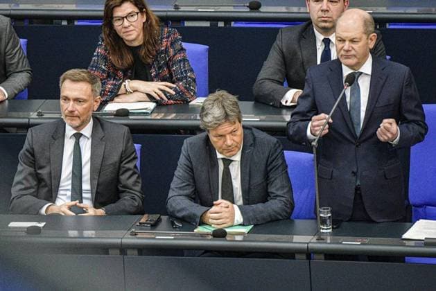 Regierungsbefragung von Bundeskanzler Olaf Scholz (SPD) im Bundestag *** NUR FÜR REDAKTIONELLE ZWECKE *** EDITORIAL USE ONLY ***<p>Bundeskanzler Olaf Scholz (SPD, r) spricht im Bundestag bei der Befragung der Bundesregierung neben Christian Lindner (FDP, l), Bundesminister der Finanzen, und Robert Habeck (Bündnis 90 Die Grünen, M), Bundesminister für Wirtschaft und Klimaschutz, zu den Abgeordneten im Plenum, fotografiert am 29.März 2023 in Berlin. Deutschland Berlin Berlin Copyright: MaurizioxGambarini *** Government questioning of German Chancellor Olaf Scholz SPD in the Bundestag FOR EDITORIAL PURPOSES ONLY EDITORIAL USE ONLY p German Chancellor Olaf Scholz SPD, r speaks in the Bundestag during the questioning of the German governmen Copyright: MaurizioxGambarini doc7pjjxjup86we6bmfg0k ,EDITORIAL USE ONLY