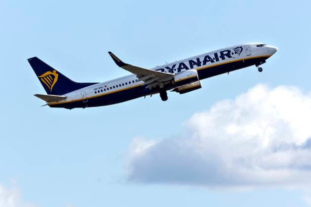 Ryanair Schoenefeld, 28.03.2023 - Eine Boing 737-800 der Fluggesellschaft Ryanair startet am BER Flughafen Berlin Brandenburg Willy Brandt . Schoenefeld Brandenburg Deutschland *** Ryanair Schoenefeld, 28 03 2023 A Boeing 737 800 of the airline Ryanair takes off at BER Airport Berlin Brandenburg Willy Brandt Schoenefeld Brandenburg Germany