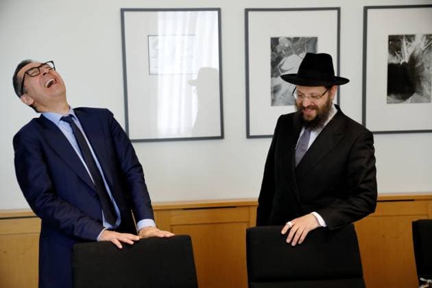 News Themen der Woche KW13 News Bilder des Tages Cem Özdemir, Bundesminister für Ernährung und Landwirtschaft, Rabbiner Yehuda Teichtal , Deutschland, Berlin, Überreichung von Mazzah Schemurah durch Rabbiner Yehuda Teichtal anlässlich des Pessach-Festes an BM Özdemir *** Cem Özdemir, Federal Minister of Food and Agriculture, Rabbi Yehuda Teichtal , Germany, Berlin, Presentation of Mazzah Shemurah by Rabbi Yehuda Teichtal to BM Özdemir on the occasion of Passover.
