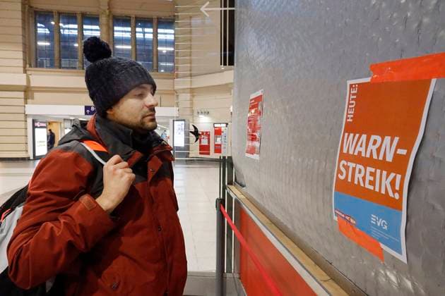 27.03.2023 Sachsen Anhalt Sachsen-Anhalt Halle Saale Hauptbahnhof leerer Bahnhof menschenleer Reisen Reisende Streik Bundesweiter Warnstreik Verdi Bahn , der komplette Eisenbahnverkehr Flugverkehr etc wurde für heute eingestellt Alla Kahla 31 aus Tunesien. Ich muss dringend nach Leipzig, zu meiner Englischlehrerprüfung. Ich hatte gehofft, das wenigstens die Kurzstrecke Halle-Leipzig befahren wird oder der Streik noch in letzter Minute abgedsagt wird. Jetzt bin ich gelackmeiert, denn Busse fahren von Halle nicht in die Nachbarstadt *** 27 03 2023 Saxony Anhalt Saxony Anhalt Halle Saale main station empty station deserted travelers strike Nationwide warning strike Verdi railroad, the complete railroad traffic air traffic etc was su