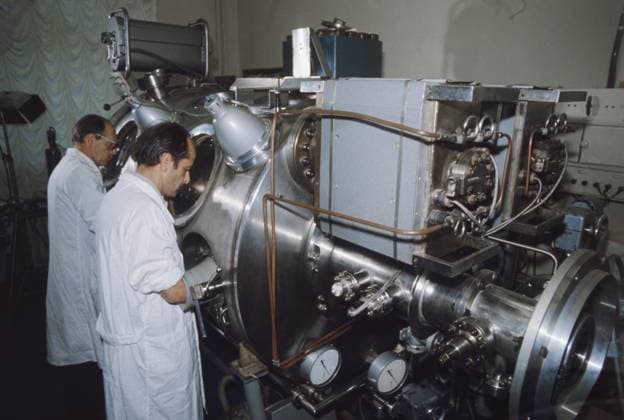 Moscow, USSR. September, 1976. Technicians of the receiving laboratory at the USSR Academy of Sciences work with a vacuum chamber containing the Lunar soil retreived by the Luna-24 Soviet Automatic Interplanetary Station. The exact date of the photograph is unknown. Valentin Kuzmin TASS  17967501
