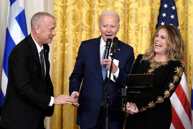 Bilder des Jahres 2023, Entertainment 03 März Entertainment Themen der Woche KW13 Entertainment Bilder des Tages March 29, 2023, Washington, District of Columbia, USA: Actor Tom Hanks and his wife Rita Wilson react as United States President Joe Biden hosts a reception celebrating Greek Independence Day in the East Room at the White House in Washington on March 29, 2023 Washington USA - ZUMAs152 20230329_zaa_s152_132 Copyright: xYurixGripasx-xPoolxviaxCNPx