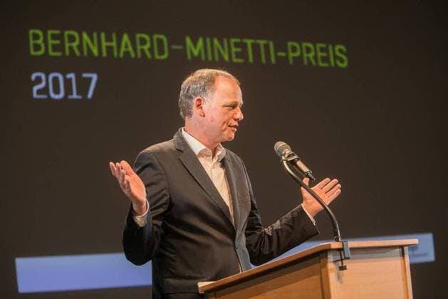 Die Verleihung des Bochumer Theaterpreises an zwei Ensemblemitglieder sowie des Bernhard-Minetti-Preises an Dietmar Bär findet am Donnerstag, 06. Juli 2017, auf der Bühne der Kammerspiele im Schauspielhaus in Bochum statt. *** NUR FÜR REDAKTIONELLE ZWECKE *** EDITORIAL USE ONLY ***<p>Der Film- und Theaterschauspieler Dietmar Bär, nicht im Bild, erhält am Donnerstag, 06. Juli 2017, von Anselm Weber, Intendant Schauspielhaus Bochum, im Bild, den Bernhard-Minetti-Preis. Deutschland NRW Bochum Copyright: ThomasxGödde *** the award Ceremony of Bochum Theatre Prize to Two Ensemble members and of Bernhard Minetti Prices to Dietmar Bear finds on Thursday, 06 July 2017, at the Stage the Kammerspiele at Schauspielhaus in Bochum instead of *** Copyright: ThomasxGödde docnrwhugopicture142546453 EDITORIAL USE ONLY