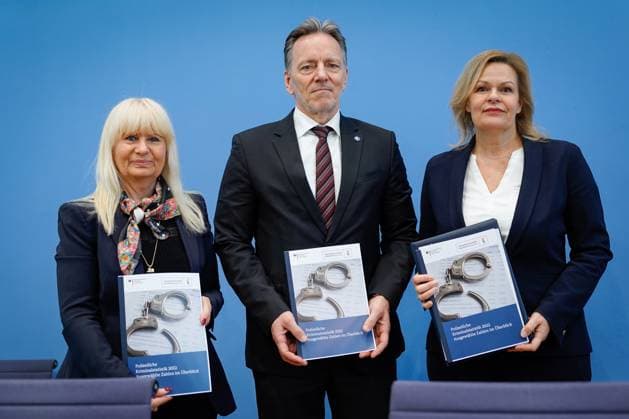 News Themen der Woche KW13 News Bilder des Tages Bundespressekonferenz zur Polizeiliche Kriminalstatistik 2022 Aktuell,30.03.2023,Berlin,Bundesministerin des Innern und für Heimat Nancy Faeser gemeinsam mit Praesident des Bundeskriminalamt (BKA) Holger Muench, Iris Spranger, Vorsitzende der Innenministerkonferenz (IMK) und Senatorin für inneres, Digitalisierung und Sport, Land Berlin, bei der Bundespressekonferenz in Berlin bei der Polizeiliche Kriminalstatistik 2022 *** Federal Press Conference on Police Crime Statistics 2022 News,30 03 2023,Berlin,Federal Minister of the Interior and for Home Nancy Faeser together with President of the Federal Criminal Police Office BKA Holger Muench, Iris Spranger, Chairwoman of the Conference of Ministers of the Interior IMK and Senator for the