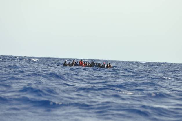 05.08.2021 Flucht im Mittelmeer Archivbild: Flucht über das Zentrale Mittelmeer. Zahlreiche NGO sind hier aktiv, oft zum Ärger beteiligter Staaten und Behörden. Die Lage der Flüchtenden ist gefährlicher geworden, zahlreiche Menschen sterben und staatliche Akteure sind oft überfordert. Mittelmeer Zentrales Mittelmeer Internationale Gewässer *** 05 08 2021 Escape in the Mediterranean Sea Archive Photo Escape across the Central Mediterranean Numerous NGOs are active here, often to the annoyance of states and authorities involved The situation of refugees has become more dangerous, numerous people are dying and state actors are often overwhelmed Mediterranean Central Mediterranean International Waters