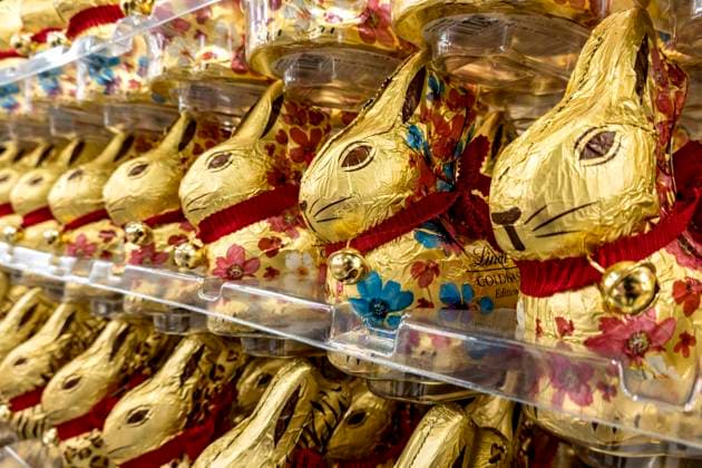 Viele Osterhasen aus Schokolade, Schokoladenhasen, Lindt Goldhasen, Palette im Supermarkt, Einkaufszentrum, Deutschland, Europa *** many Easter bunnies from Chocolate, chocolate bunnies, Lindt gold bunnies, Pallet at Supermarket, Shopping mall, Germany, Europe Copyright: imageBROKER RaimundxKutter iblrai09135692.jpg