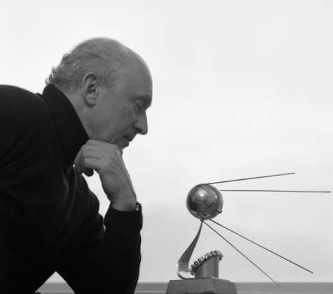 IMAGO History, Sowjetunion startet Sputnik, den ersten von Menschen gebauten Satelliten: 1957 September 1-24, 1987. USSR. Soviet designer of rocket and space technology, chief designer in the field of of lunar automatic stations creation of Lavochkin Research and Production Association, one of the creators of Sputnik-1 first artificial Earth satellite, engineer Oleg Ivanovsky poses for a photo. The exact date and location of the photograph is unknown. Valery Khristoforov TASS  16857849