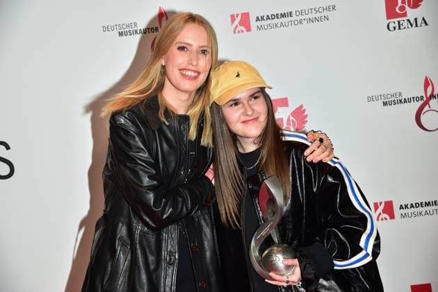 German MusicAuthorsAward 2023 Lea, civil Lea Marie Becker Luna, civil Alina StriedL Arrival red carpet to the 14 award ceremony, German MusicAuthorsAward 2023 on 30 March in Berlin Photopress Mueller