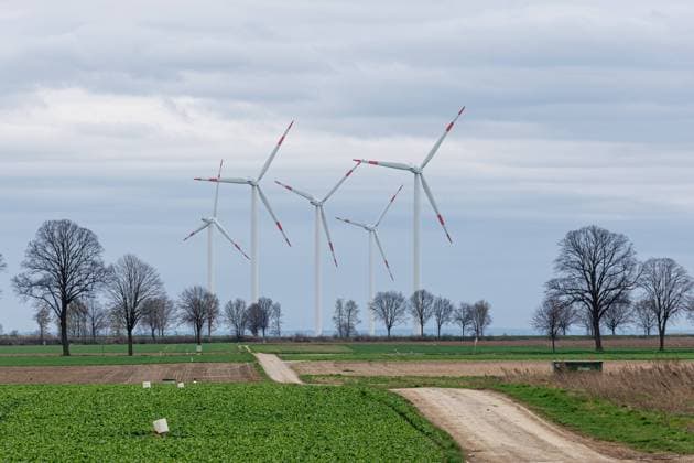 Zwei Monate nach der Räumung von Lützerath ist der Weiler kaum noch wieder zu finden. Sämtliche Gebäude wurden abgerissen, Asphaltdecken und Kanäle entfernt, Bäume und Sträucher gerodet. Das betroffene Gelände am RWE Tagebau ist von einem Erdwall umgeben. Schilder weisen auf ein absolutes Betretungsverbot hin. 29.03.2023 Erkelenz Lützerath NRW Deutschland *** Two months after the clearing of Lützerath, the hamlet can hardly be found again All buildings have been demolished, asphalt surfaces and channels removed, trees and bushes cleared The affected area at the RWE opencast mine is surrounded by an earth wall Signs indicate an absolute ban on entering 29 03 2023 Erkelenz Lützerath NRW Germany