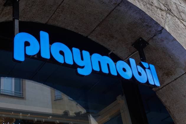 Das Logo von Playmobil - Die PLAYMOBIL Erlebniswelt im ehemaligen traditionsreichen Spielwarenhaus Puppenkönig in der Gangolfstraße in der Bonner Innenstadt hat nach mehrjährigem Umbau seit 18. März 2023 für Groß und Klein ihre Pforten geöffnet. 27.03.2023 Bonn Innenstadt NRW Deutschland *** The logo of Playmobil The PLAYMOBIL Erlebniswelt in the former traditional toy store Puppenkönig in Gangolfstraße in downtown Bonn has opened its doors for young and old since 18 March 2023 after several years of renovation 27 03 2023 Bonn City Center NRW Germany