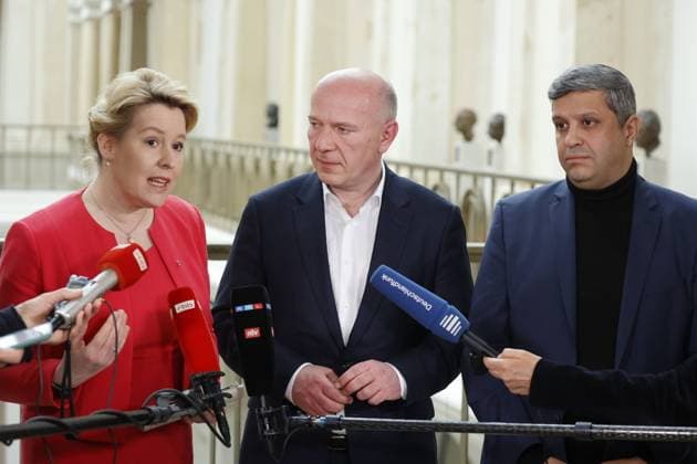 News Themen der Woche KW13 News Bilder des Tages Franziska Giffey, Regierende Bürgermeisterin von Berlin, CDU-Chef, Kai Wegner, Raed Saleh, Landesvorsitzender und Fraktions­vorsitzender im Abgeordneten­haus, Deutschland, Berlin, Pressekonferenz: Koalitionsverhandlungen am 31. März, Dach-Verhandlungsgruppe von CDU und SPD *** Franziska Giffey, governing mayor of Berlin, CDU leader, Kai Wegner, Raed Saleh, state chairman and parliamentary group leader in the House of Representatives, Germany, Berlin, press conference coalition negotiations on March 31, roof negotiating group of CDU and SPD