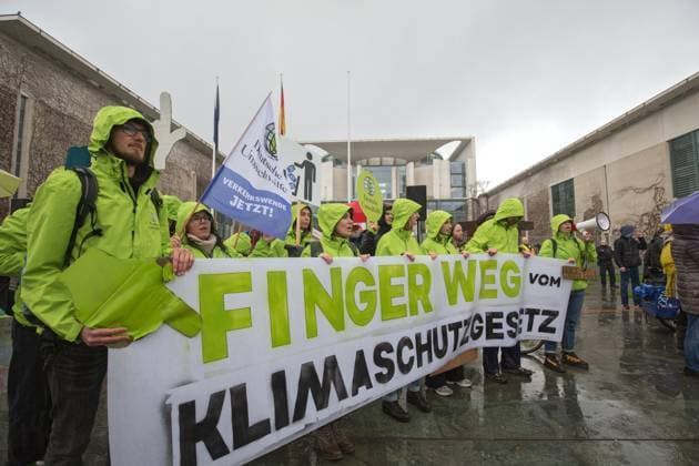 News Themen der Woche KW13 News Bilder des Tages Berlin, Deutschland, DEU - Klima-Demonstration fuer den Ruecktritt von FDP-Verkehrsminister Volker Wissing am Kanzleramt 31.03.2023, Berlin, Deutschland, DEU - Klima-Demonstration fuer den Ruecktritt von FDP-Verkehrsminister Volker Wissing am Kanzleramt. Demonstranten protestieren im stroemenden Regen mit Plakaten und Banner vor dem Kanzleramt gegen die Klima-Politik der Bundesregierung. Berlin Berlin Deutschland *** Berlin, Germany, DEU Climate demonstration for the resignation of FDP Transport Minister Volker Wissing at the Chancellery 31 03 2023, Berlin, Germany, DEU Climate demonstration for the resignation of FDP Transport Minister Volker Wissing at the Chancellery Demonstrators protest in the pouring rain with placards and banners in