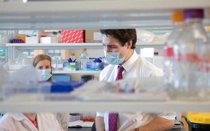 News Bilder des Tages March 31, 2023, Moncton, NB, Canada: Prime Minister Justin Trudeau speaks with researchers during a visit to a cancer research institute in Moncton, N.B., on Friday, March 31, 2023. Moncton Canada  - ZUMAc35_ 20230331_zaf_c35_069 Copyright: xRonxWardx