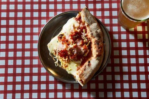 RECORD DATE NOT STATED A top view of a slice of Neapolitan pizza on a red-white checkered tablecloth *** einer Spitze Ansicht des einer Scheibchen des Neapolitans pizza am einer Roter weiß kariert Tischdecke 15504424