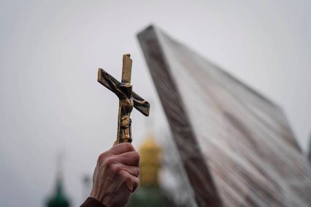 Priests And Believers Of The Ukrainian Orthodox Church (Moscow Patriarchate) Pray During The Blockade Of One Of The Churches Believers and priests of the Ukrainian Orthodox Church (Moscow Patriarchate) pray during a temple blockade and obstruct the passage of a commission of the Ministry of Culture in the monastery complex of the Kyiv-Pechersk Lavra in Kyiv, Ukraine, on march 31, 2023. Since March 29, the Ministry of Culture of Ukraine has terminated the lease agreement for the premises of the monastery complex of the Kyiv-Pechersk Lavra and demands from the priests of the Ukrainian Orthodox Church (Moscow Patriarchate). Kyiv Ukraine  Copyright: xOlegxPereverzevx originalFilename: pereverziev-notitle230331_npczZ.jpg