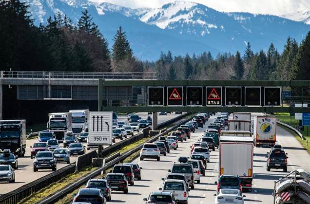 Osterreiseverkehr, Stau auf Autobahn A8, München-Salzburg, Reiseverkehr in Richtung Süden, südlich von München, 1. April 2023 Deutschland, Hofolding bei München, 1. April 2023, Osterreiseverkehr, Stau auf der Autobahn A8 München-Salzburg, Reiseverkehr in Richtung Süden (rechts), Schilderbrücke zeigt Stau, Verkehr am Samstagmittag, viele LKWs unterwegs, Osterferien sind gestartet, Fahrt in den Osterurlaub, Verkehr, Blick auf die Alpen, Samstag, Bayern, *** Easter travel traffic, traffic jam on highway A8, Munich Salzburg, southbound travel traffic, south of Munich, April 1, 2023 Germany, Hofolding near Munich, April 1, 2023, Easter travel traffic, traffic jam on highway A8 Munich Salzburg, southbound travel traffic right , sign gantr