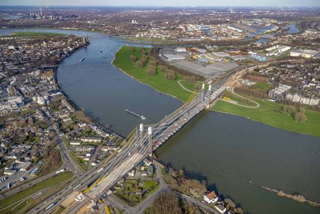 Luftbild, Baustelle mit Erweiterung der Autobahn A40 inklusive Ersatzneubau der Rheinbrücke Neuenkamp, Alt-Homberg, Duisburg, Ruhrgebiet, Nordrhein-Westfalen, Deutschland !ACHTUNGxMINDESTHONORARx60xEURO! *** Aerial view, construction site with extension of freeway A40 including replacement of Rhine bridge Neuenkamp, Alt Homberg, Duisburg, Ruhr area, North Rhine Westphalia, Germany ATTENTIONxMINESTHONORARx60xEURO