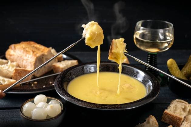 IMAGO Creative: Herbst, Kulinarische Klassiker Swiss cheese fondue with bread, pickles and wine, the festive dinner is often served at new year, dark rustic background, copy space, selected focu Swiss cheese fondue with bread, pickles and wine, the festive dinner is often served at new year, dark rustic background, copy space, selected focus, narrow depth of field Copyright: xZoonar.com MARENxWINTERx 19228576