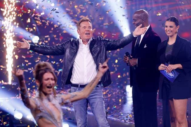 Bilder des Jahres 2023, Entertainment 04 April Entertainment Themen der Woche KW13 Entertainment Bilder des Tages Popsängerin Leony (Leonie Burger), DSDS-Juror Dieter Bohlen, Choreograf Bruce Darnell und Moderatorin Laura Wontorra bei der ersten Live-Sendung der Castingshow Deutschland sucht den Superstar 20 . Die RTL-Castingshow Deutschland sucht den Superstar (DSDS) wird entgegen früheren Ankündigungen nicht mit der laufenden 20. Staffel eingestellt. Köln, 01.04.2023 NRW Deutschland Copyright: xChristophxHardtx