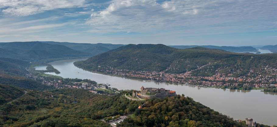 panorama landscape of the Danube Bend in Visegrad with the historic Visegrad Castle on the hilltop Visegrad, Hungary - 6 October, 2022: panorama landscape of the Danube Bend in Visegrad with the historic Visegrad Castle on the hilltop Copyright: xZoonar.com NandoxLardix 19242254