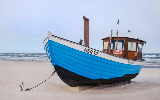 Der alte Kutter am Strand Der alte Kutter am Strand Copyright: xZoonar.com StephanxHerlitzex 19230878