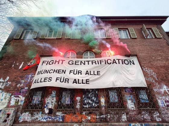 Bilder des Jahres 2023, News 04 April News Themen der Woche KW13 News Bilder des Tages April 2, 2023, Munich, Bavaria, Germany: Residents of Munich, Germany demonstrate for more affordable housing and an end to gentrification of neighborhoods they maintain has created housing squeezes. Munich Germany - ZUMAb160 20230402_zbp_b160_004 Copyright: xSachellexBabbarx