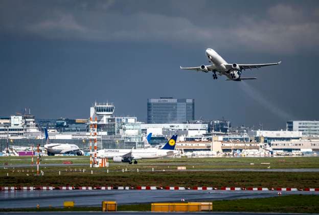 Lufthansa Flieger startet auf der Centerbahn, Flughafen Frankfurt am Main, FRA, Hessen, Deutschland, Flughafen Frankfurt *** Lufthansa plane takes off on the center runway, Frankfurt Airport, FRA, Hesse, Germany, Frankfurt Airport