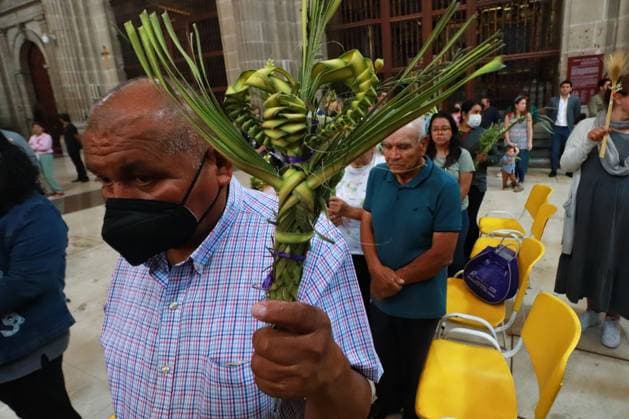 Palm Sunday Mass As part of Holy Week April 2, 2023 in Mexico City, Mexico: A faithful attends at the Palm Sunday Mass at the Metropolitan Cathedral of Mexico City, on the occasion of the beginning of Holy Week. On April 2, 2023 in Mexico City, Mexico. (Photo by Carlos Santiago Eyepix Group) Copyright: xCarlosxSantiagox xEyepixxGroupx CS202304025826