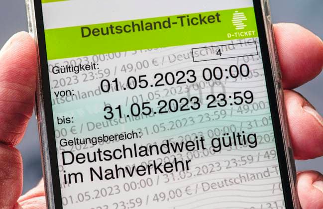 News Themen der Woche KW14 digitales Deutschlandticket auf dem Handy, Vorverkauf des 49-Euro-Tickets hat am 3. April begonnen, gültig ab 1. Mai 2023 Deutschland, München, 3. April 2023, digitales Deutschlandticket auf dem Handy, D-Ticket, Vorverkauf des 49-Euro-Ticket hat heute begonnen, deutschlandweit gültig ab 1. Mai im öffentlichen Nahverkehr, Hand hält Smartphone mit frisch gekauftem digitalen Deutschlandticket, MVV-App, persönliche Daten unkenntlich gemacht, Abo, Symbolfoto, Bayern, *** digital Germany ticket on cell phone, presale of 49 euro ticket started on April 3, valid from May 1, 2023 Germany, Munich, April 3, 2023, digital Germany ticket on cell phone, D ticket, presale of 49 euro ticket started today, valid throughout Germany from May 1 on public