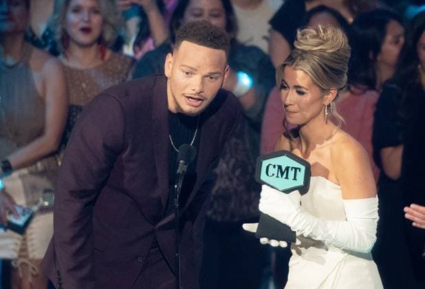April 2, 2023, Austin, TX, USA: Kane Brown and Katelyn Jae Brown, winners of Video of the Year for Thank God, speak onstage during the 2023 CMT Music Awards at Moody Center on April 02, 2023 in Austin, Texas. Austin USA - ZUMAs181 20230402_zea_s181_423 Copyright: xAmyxPricex